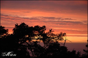 Solnedg&aring;ng &ouml;ver vattnet fr&aring;n stugan 